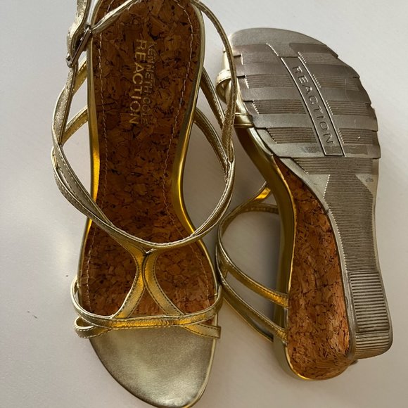 NWOT Kenneth Cole Gold Wedge Heels 8M - Picture 5 of 5